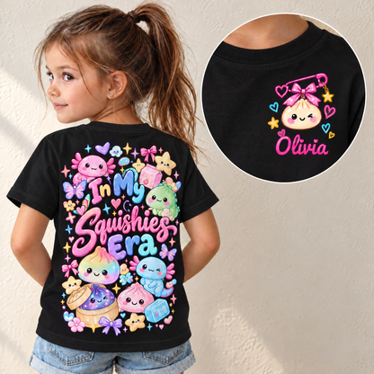 Koszulka dziecięca - In My Squishies Era z imieniem - z gniotkiem - Personalizowana #98212 [PC-GALLERY:cmv10mwar0000p7mbzbj7qy7d:dad65c3e-8ddf-4278-8b12-696162aa535b:0c3790c84242e22d5e208a9f30cc3c07025207bf4c9e9b0c7fcddce6fa45b760]