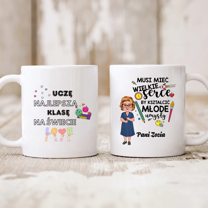 Kubek personalizowany dla nauczyciela UCZĘ NAJLEPSZĄ KLASĘ NA ŚWIECIE. MUSI MIEĆ WIELKIE SERCE BY KSZTAŁCIĆ MŁODE UMYSŁY | motyw z nauczycielką #152