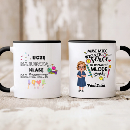 Kubek personalizowany dla nauczyciela UCZĘ NAJLEPSZĄ KLASĘ NA ŚWIECIE. MUSI MIEĆ WIELKIE SERCE BY KSZTAŁCIĆ MŁODE UMYSŁY | motyw z nauczycielką #152