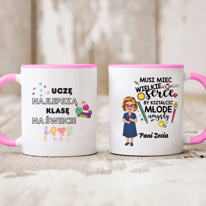 Kubek personalizowany dla nauczyciela UCZĘ NAJLEPSZĄ KLASĘ NA ŚWIECIE. MUSI MIEĆ WIELKIE SERCE BY KSZTAŁCIĆ MŁODE UMYSŁY | motyw z nauczycielką #152