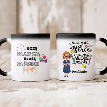 Kubek personalizowany dla nauczyciela UCZĘ NAJLEPSZĄ KLASĘ NA ŚWIECIE. MUSI MIEĆ WIELKIE SERCE BY KSZTAŁCIĆ MŁODE UMYSŁY | motyw z nauczycielką #152