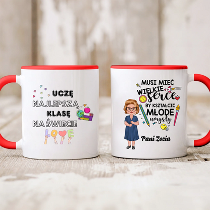 Kubek personalizowany dla nauczyciela UCZĘ NAJLEPSZĄ KLASĘ NA ŚWIECIE. MUSI MIEĆ WIELKIE SERCE BY KSZTAŁCIĆ MŁODE UMYSŁY | motyw z nauczycielką #152