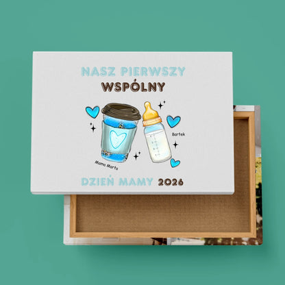 Obraz personalizowany dla mamy i syna NASZ PIERWSZY WSPÓLNY DZIEŃ MAMY | motyw z kawą i butelką #10