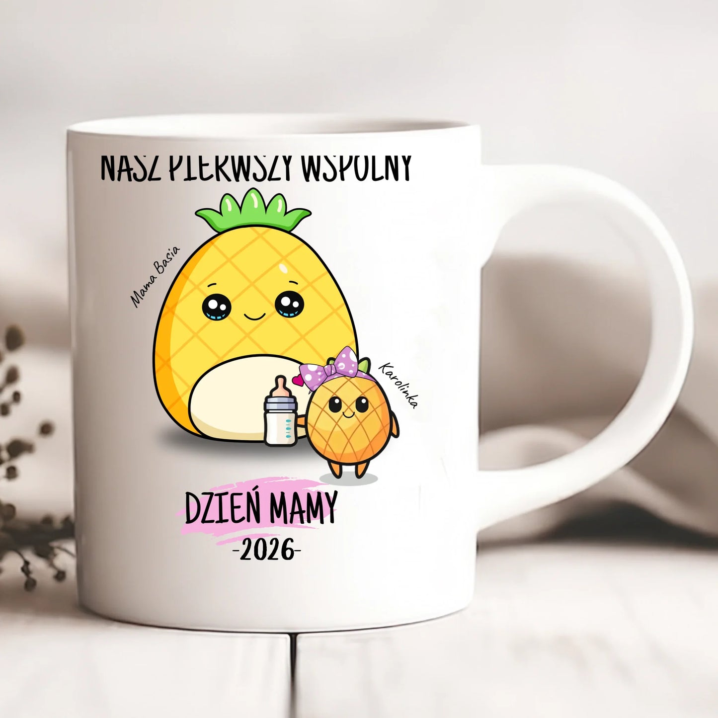 Kubek personalizowany dla mamy i dziecka NASZ PIERWSZY WSPÓLNY DZIEŃ MAMY | motyw z ananasami #573
