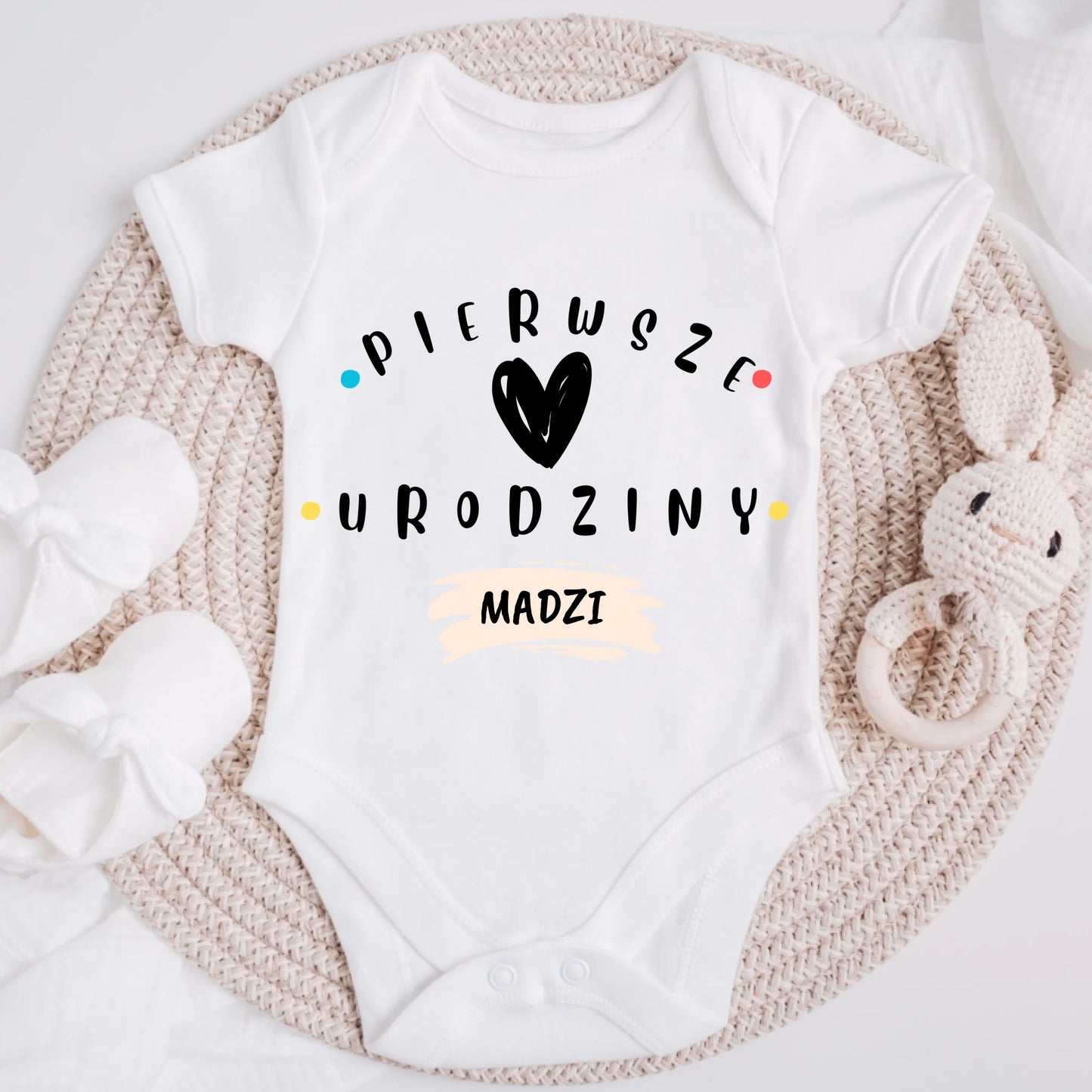 Body niemowlęce personalizowane PIERWSZE URODZINY | urodzinowy motyw z sercem i personalizacją imienia #90