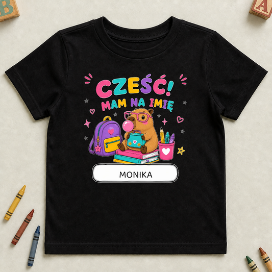 Koszulka dziecięca do szkoły/przedszkola z imieniem - Personalizowana #6232 — mockup cmsmebamb0006s02kuj1t2cqi