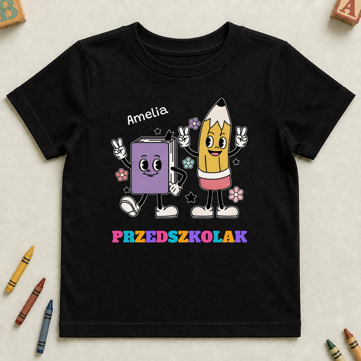 Koszulka dziecięca gotowy na przedszkole/szkołę z imieniem #6621 — mockup cmsrxh2860007p92j8bcnyvay