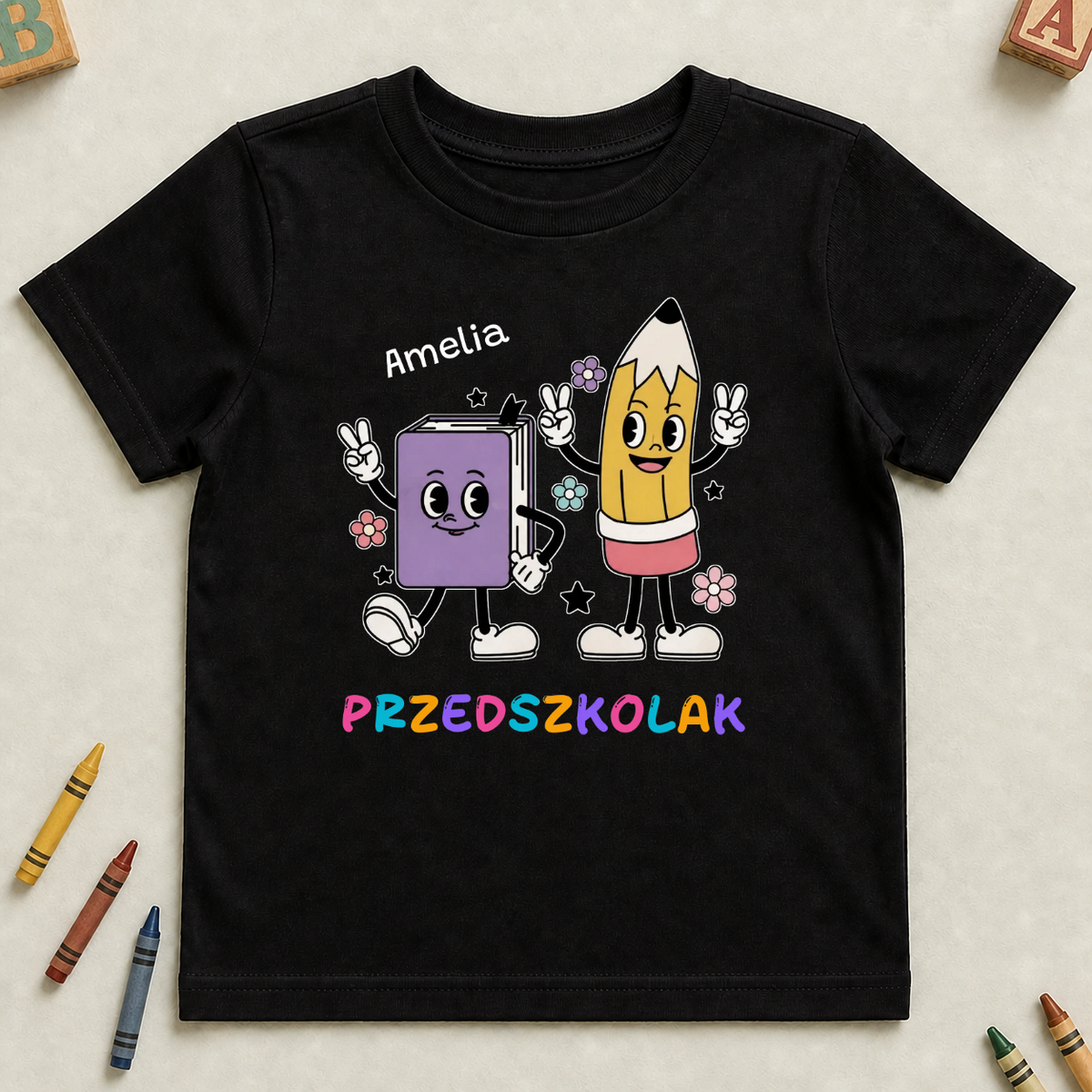 Koszulka dziecięca gotowy na przedszkole/szkołę z imieniem #6621 — mockup cmsrxh2860007p92j8bcnyvay