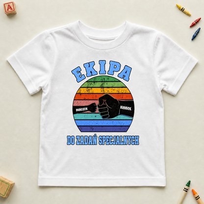 Koszulka na dzień chłopaka - "Ekipa Do Zadań Specjalnych" - Personalizowana #18221 — mockup cmtmz7a0a0cwlo82kyc896erf