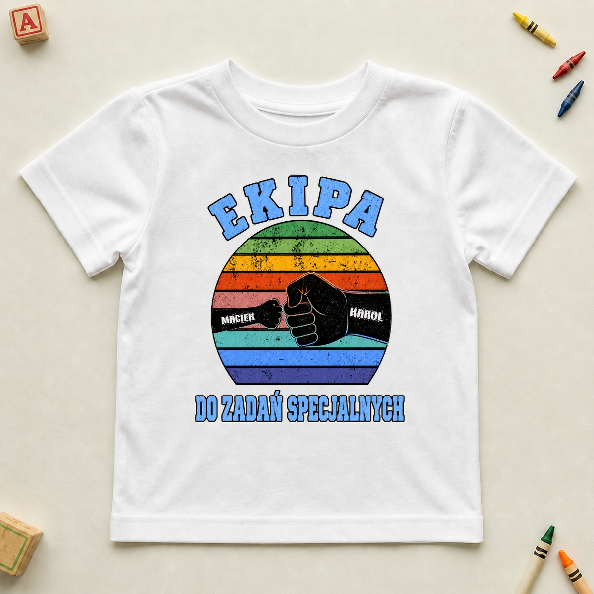 Koszulka na dzień chłopaka - "Ekipa Do Zadań Specjalnych" - Personalizowana #18221 — mockup cmtmz7a0a0cwlo82kyc896erf