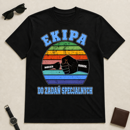 Koszulka na dzień chłopaka - "Ekipa Do Zadań Specjalnych" - Personalizowana #18221 — mockup cmtmz88rm0dz7o82k7btoc474