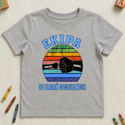 Koszulka na dzień chłopaka - "Ekipa Do Zadań Specjalnych" - Personalizowana #18221 — szara koszulka dziecięca [gray-kids-20260905]