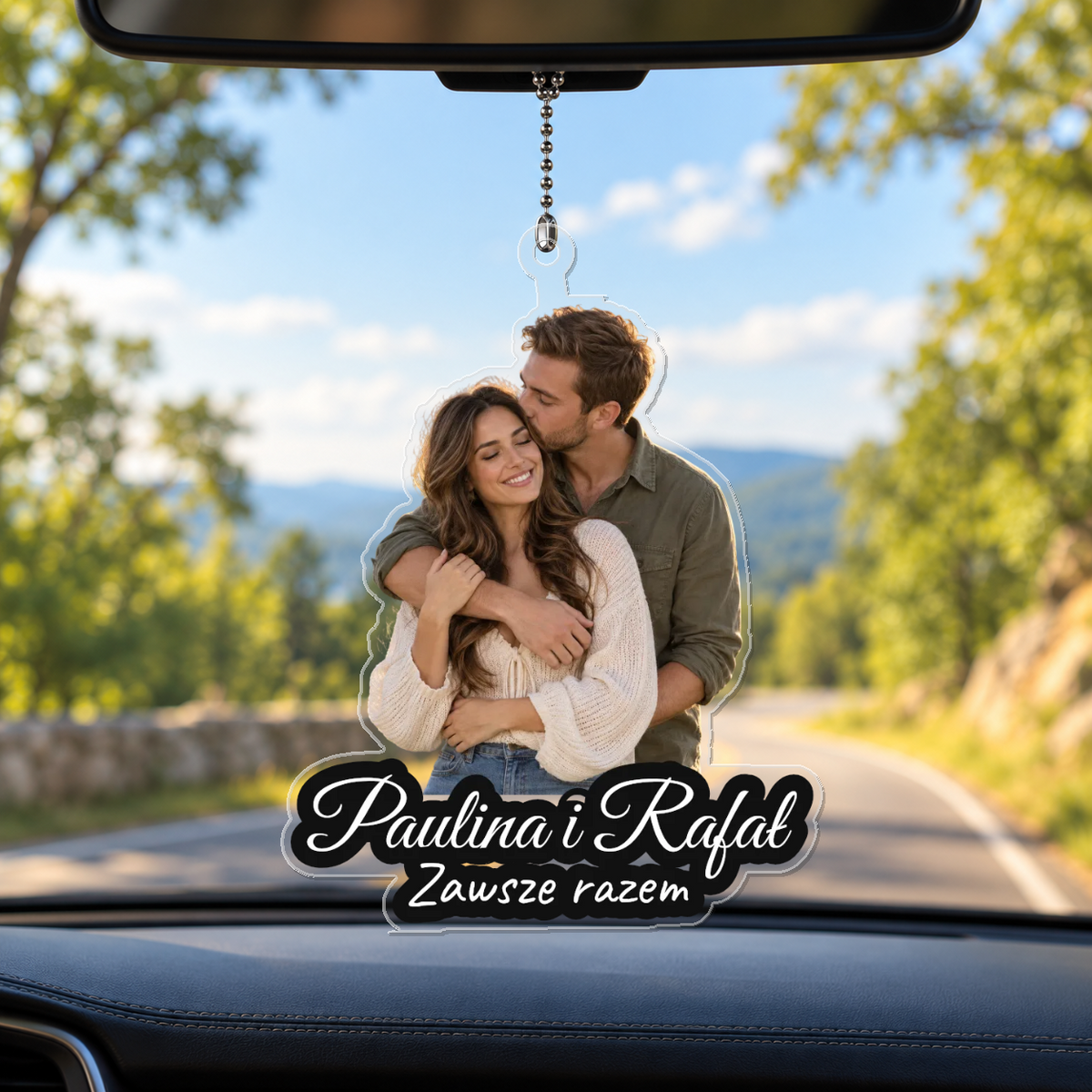 Personalizowana zawieszka do auta z portretem pary i własnym napisem [PC-MOCKUP:cmusnxw2o0000oc63omgndw0m:9a5d7648b216b1d80eff853f:9a5d7648b216b1d80eff853f9523cfc5dc6dc05c1b3918ded4ab64b2d4dff63c]