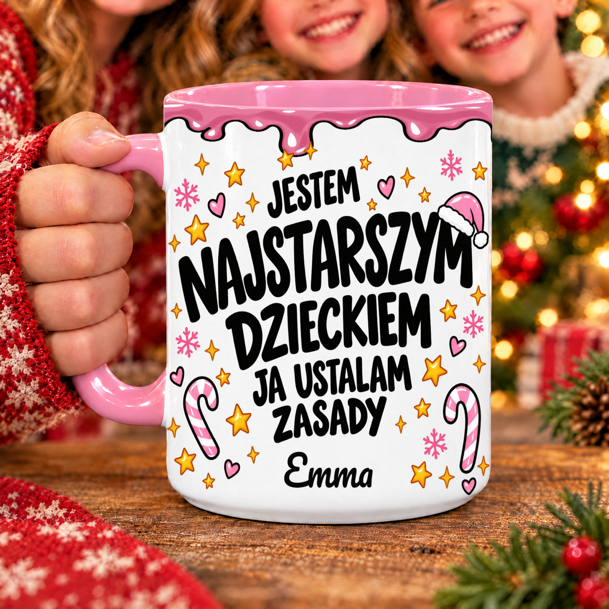 Kubek świąteczny z imieniem – Rodzinne zasady #58364 [PC-MOCKUP:cmvuzt7l60000s0tlocledo46:07a2aceedb2beae93ffd87fd:07a2aceedb2beae93ffd87fdda8fdb3af7d104433f6305fabd49c07f014c7082]