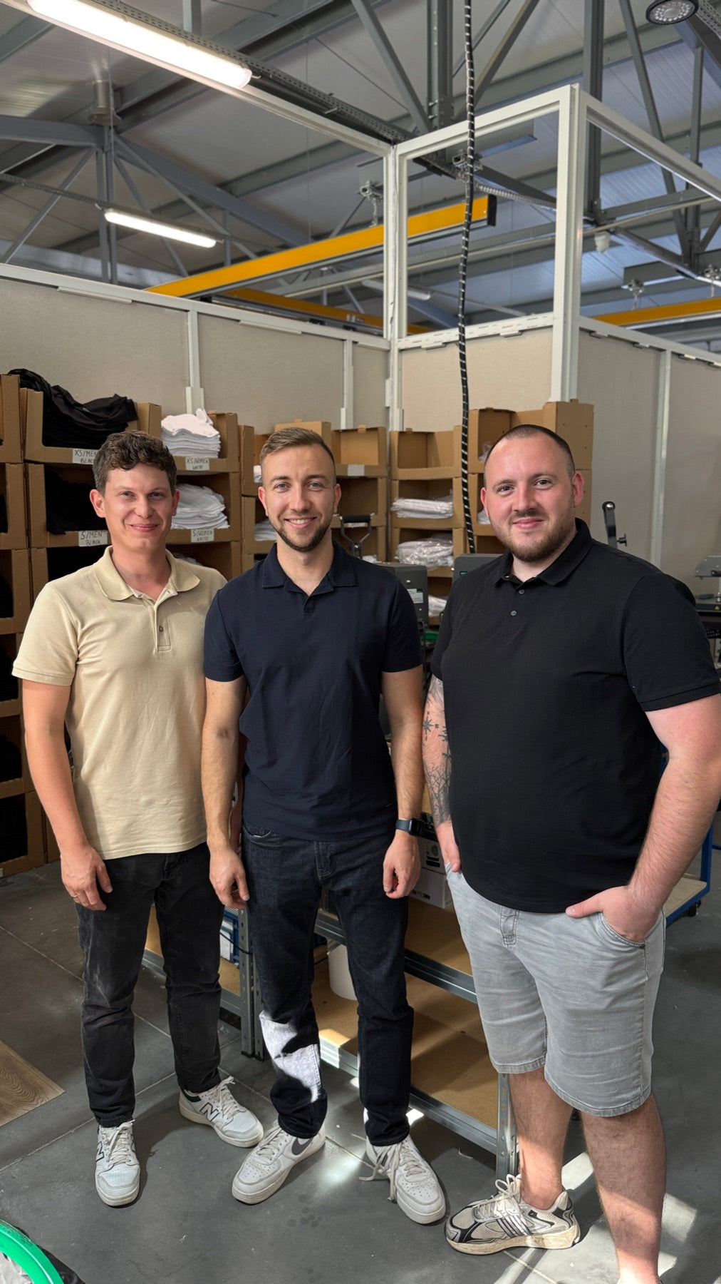 Piotr, Szymon i Michał w zakładzie Tortli na Podkarpaciu